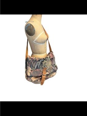 Vintage Floral Tapestry Crossbody Bag with Leather Strap